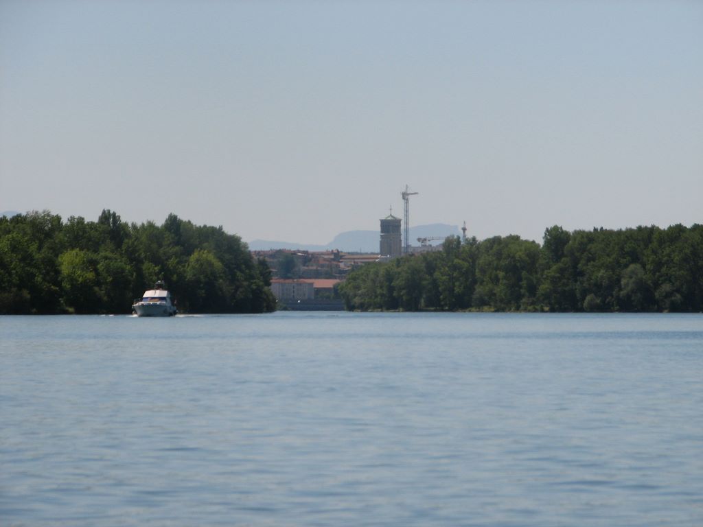 http://ccvalence.free.fr/2011-06-26_Descente_Famille_Rhone/images/img_3286.jpg On croise des bateaux de tourisme sur le Vieux Rhône